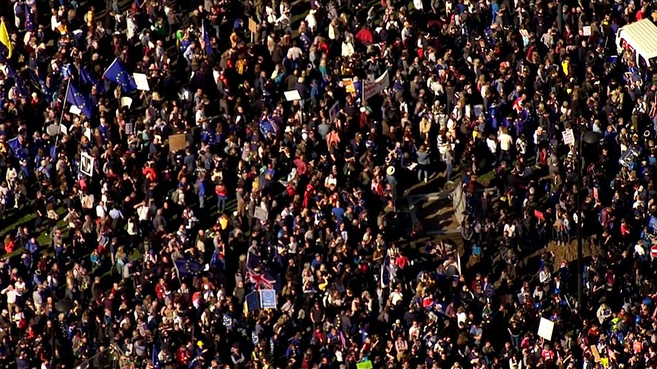 Thousands turn out for People's Vote march in London