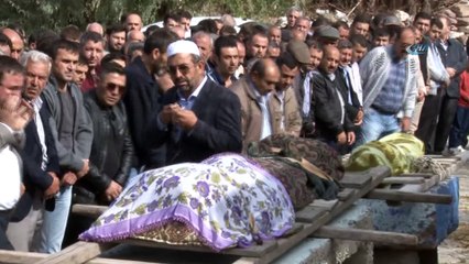 Kazada ölen anne ve oğlu toprağa verildi