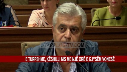 E TURPSHME, KËSHILLI NIS ME NJË ORË E GJYSËM VONESË