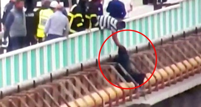 Polis, İntihar Girişiminden Bulunan Vatandaşı Son Anda Tutarak Kurtardı