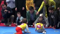 Bebeklerin Emekleme Yarışması Renkli Görüntülere Sahne Oldu