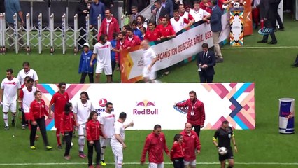 Şöhretler karması maçının başlama vuruşu Cumhurbaşkanı Recep Tayyip Erdoğan tarafından yapıldı