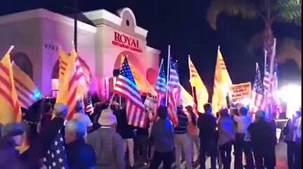 Đã đến tối hôm qua ngày 19/10/2018 US, đồng bào Nam Cali vẫn tiếp tục cuộc biểu tình chống ca sĩ đảng CS Đàm Vĩnh Hưng