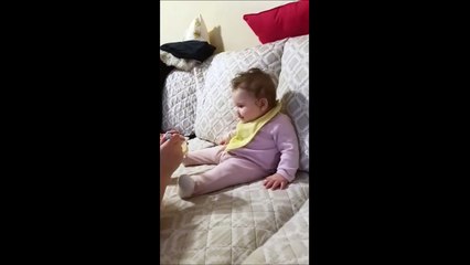 下载视频: Ce bébé lance un drôle de regard qui fait vraiment rire !