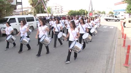 Nar Tanesini Düşürmeden Yemek İçin Kıyasıya Yarıştılar