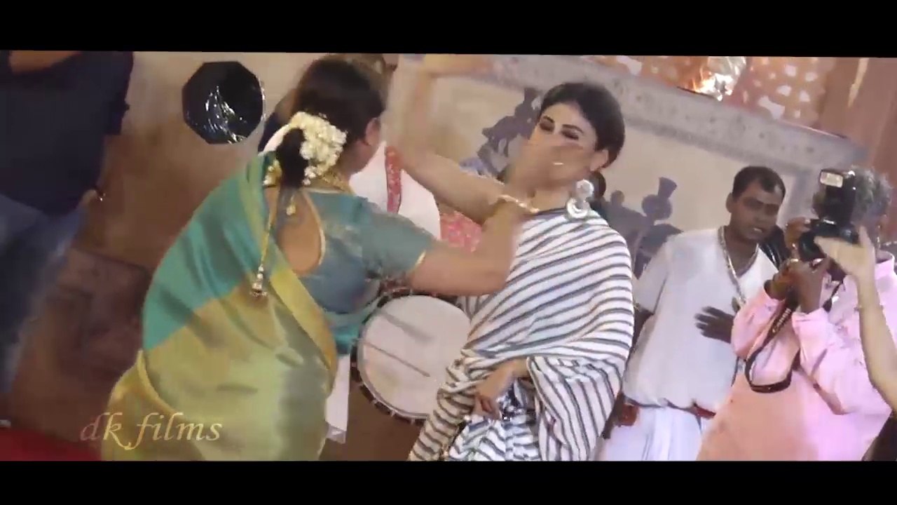 Mouni Roy's Beautiful Bengali DANCE At Durga Puja Pandaal In Mumbai