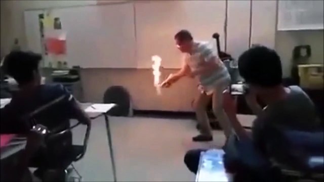 Ce professeur de chimie va enflammer le sol de la classe... Oups