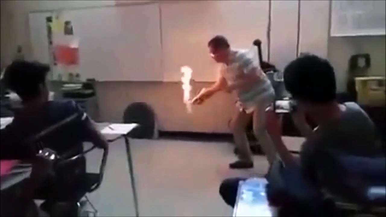 Ce professeur de chimie va enflammer le sol de la classe... Oups