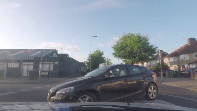 Elle va croiser un automobiliste anglais très énervé