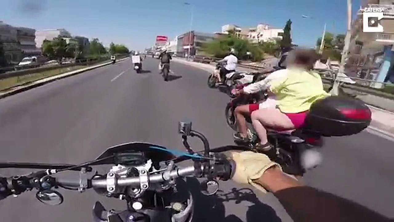 Un couple en maillot de bain chute à moto... Douloureux