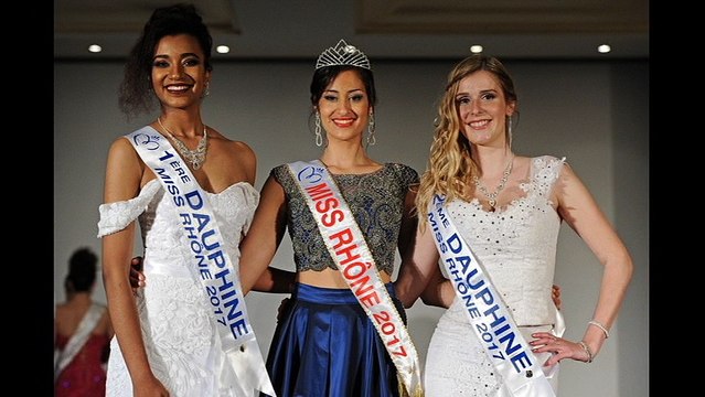 Dalida Benaoudia remet son écharpe de Miss Rhône-Alpes aujourd'hui à Montélimar