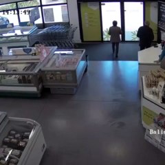 Régis va faire ses courses à scooter électrique