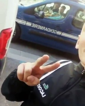 Faire un selfie avec les gendarmes