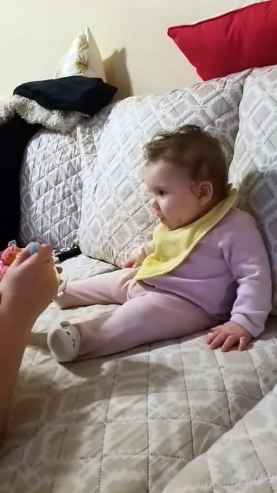 Un bébé lance un drôle de regard