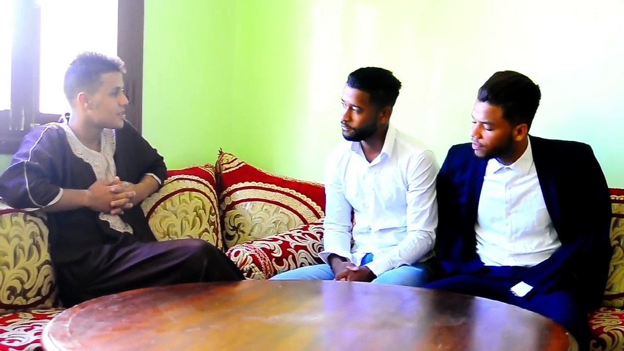 إستهزؤا به لأنه معاق و مقطوع اليدين... فصدمهم/شاهد الفيديو