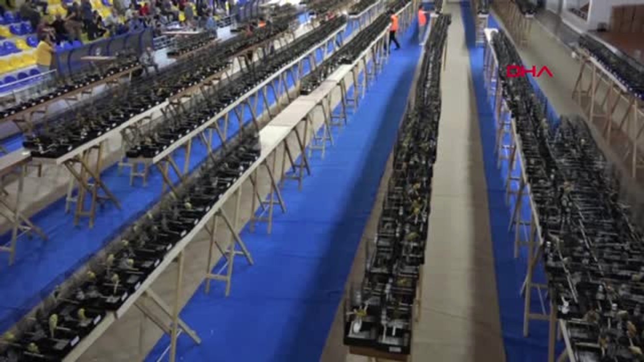 Balıkesir Edremit'te Kanarya Güzellik Yarışması Düzenlendi