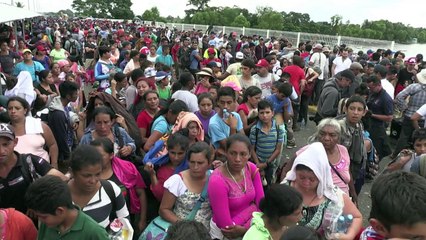 México abre fronteira a mulheres e crianças de caravana