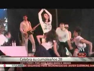 Katy Perry se viste de boleta electoral para promover voto por Obama