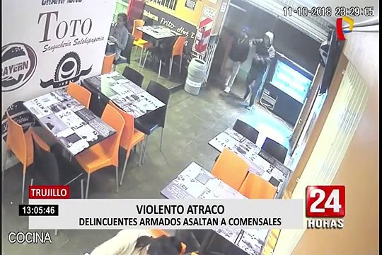 Trujillo: ladrones irrumpen en local de comida rápida y siembran pánico entre comensales