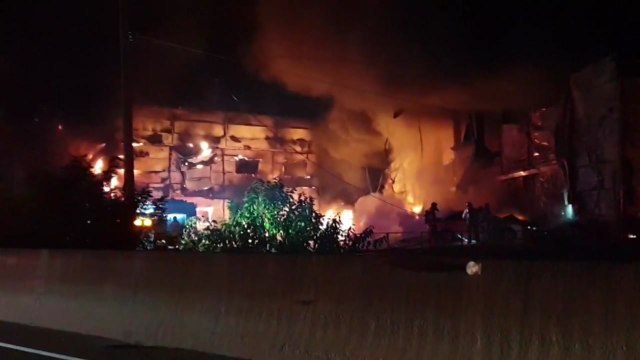 안동서 농산물 저장 창고 화재...3층 건물 전소 / YTN