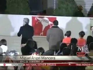 La "primera vez de Mancera en el Zócalo"; inaugura pista de hielo