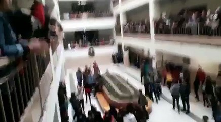 Hakkında taciz davası açılan öğretmenin göreve devam etmesi protesto edildi: Sessiz kalmayacağız!