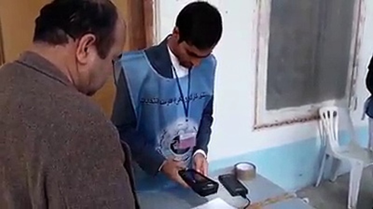 د کندوز ښار د سپین زر شرکت د انتخاباتو مرکز کې د رایه ورکولو په محلونو کې د انتخاباتو د کمیسیون مامورین د رایه ورکوونکیو د راتلو انتظار کوي.
