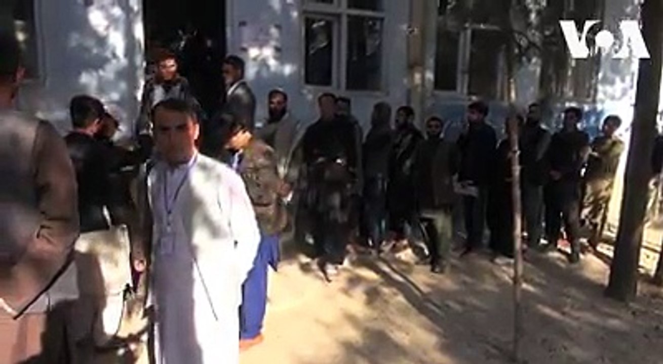 د امنیتي ګواښونو سره سره بیا هم خلکو په پراخه کچه په ټاکنو کې برخه واخیسته او لا هم د ټاکنو مرکزونو خواوو ته ځي.په کابل کې زمونږ همکار رحیم ګل څاروان دا ویډیو