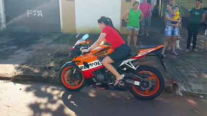 Mulher conduz moto, e surpreende a todos, com sua volta