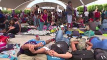 Cientos de hondureños celebran tras cruzar a México ilegalmente