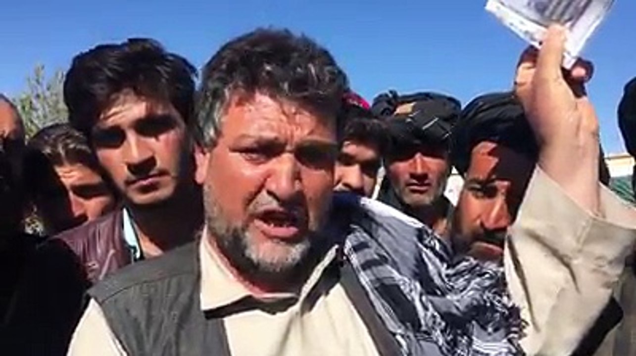 محمدابراهيم يكي ازباشنده گان قريه پوران ولسوالي انجيل هرات مي گويد:كارمندان كميسيون انتخابات مردم بومي اين منطقه را به نام كوچي ثبت نام كرده اند.