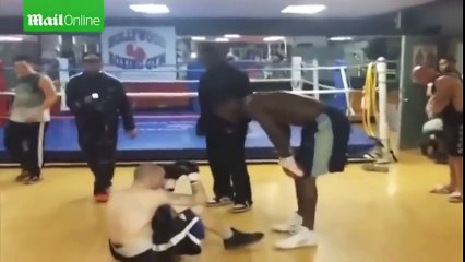 Un Boxeur pro se bat contre un internaute qui l'insultait