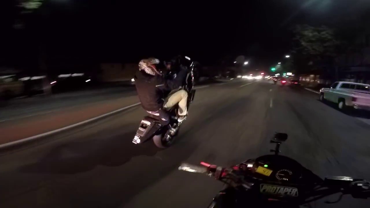Un Motard stunt et nargue la police