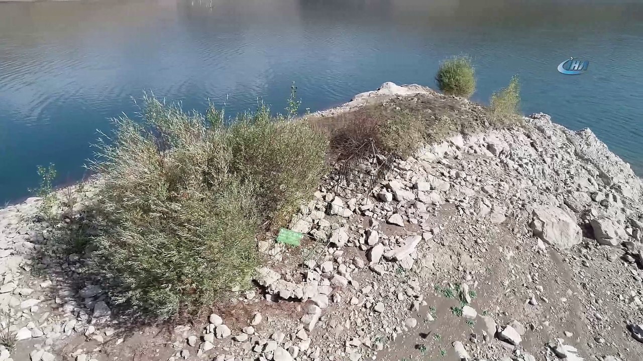 Yakınlarının mezarlarına yaklaşamıyorlar...Yükselen gölet sularının ortasında kalan mezarlar havadan görüntülendi