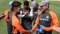 India VS West Indies 1st ODI: Rishbah Pant receives his ODI cap from MS Dhoni | वनइंडिया हिंदी