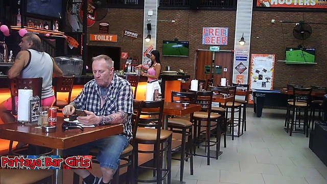 Hooters Pattaya (Beautiful waitress)