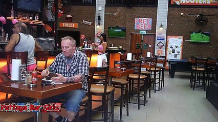 Hooters Pattaya (Beautiful waitress)