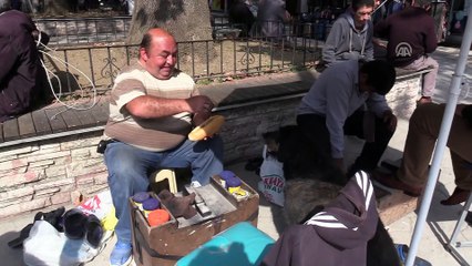 Kazancını sahiplendiği köpeğiyle paylaşıyor - ZONGULDAK