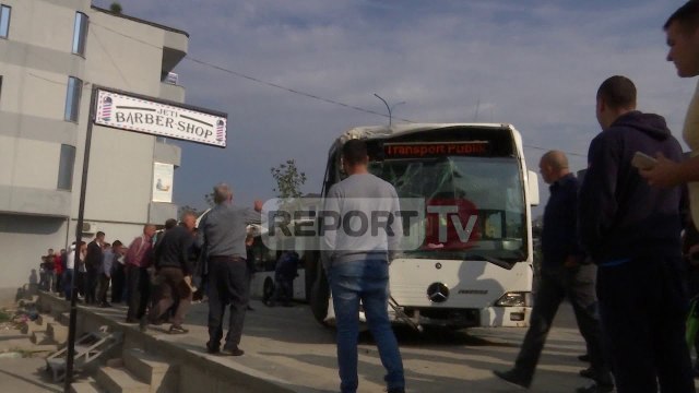 Report TV - Autobusi i Kamzës del nga rruga, merr para babë e bir në trotuar, plagoset djali