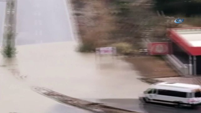 Yağış nedeniyle araçta mahsur kalan vatandaşları itfaiye ekipleri kurtardı