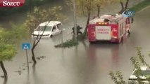 Ankara’da su basan yolda araçta mahsur kalan vatandaşları itfaiye kurtardı