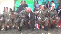 Hakkari Aktütün'de Askerler, Düğüne Katılıp Halay Çekti