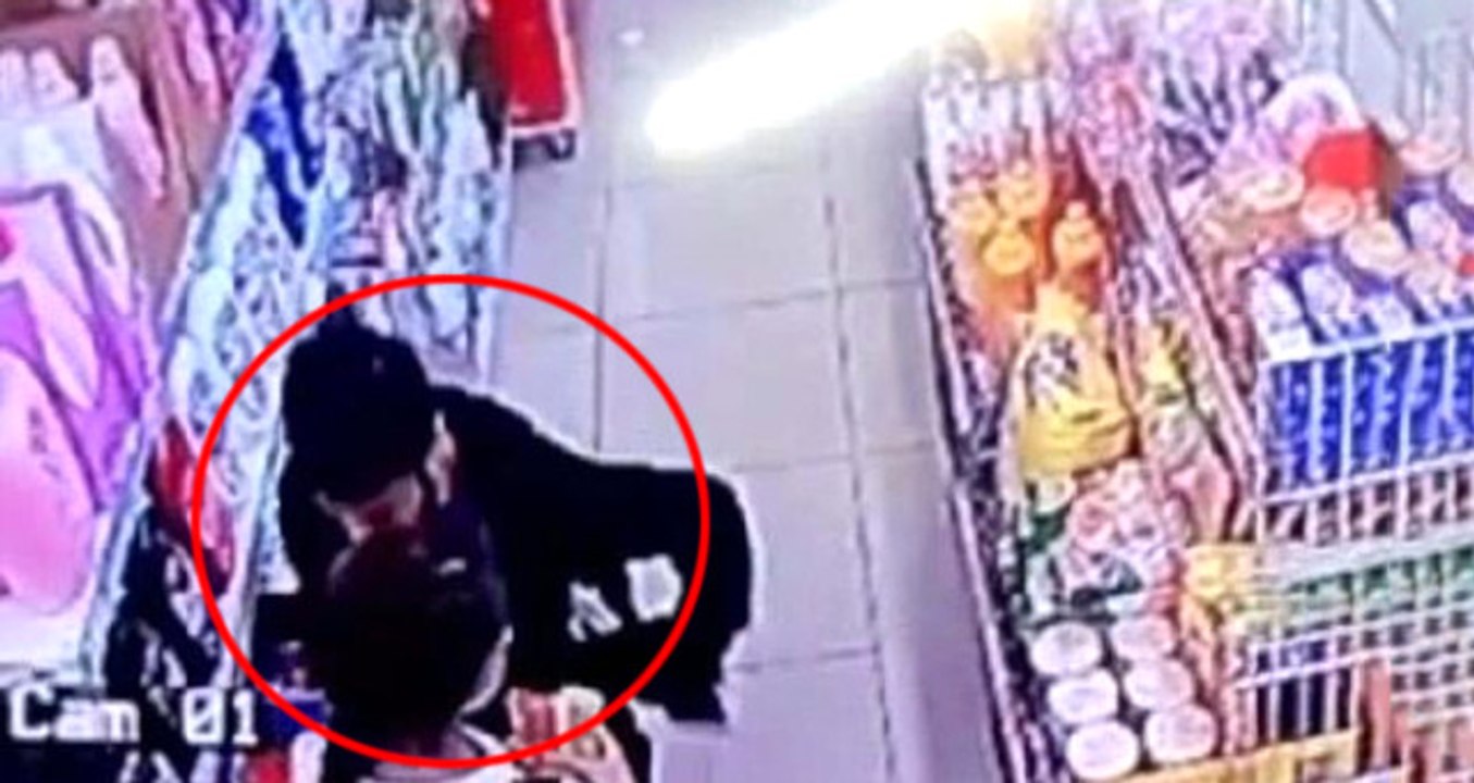 Markette Alışveriş Yapan Genç Kıza Yumruk Atan Saldırgan Kamerada!