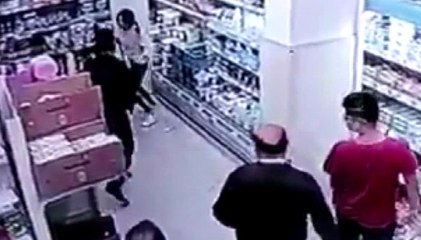 Markette Genç Kıza Yumruklu Saldırı