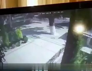 ВИДЕО: Водитель сбил мать, которая шла по тротуару с ребёнкомКак сообщает местная пресса, 18 сентября на улице Буюк Ипак Йўли в городе Ташкент произошло ДТП.