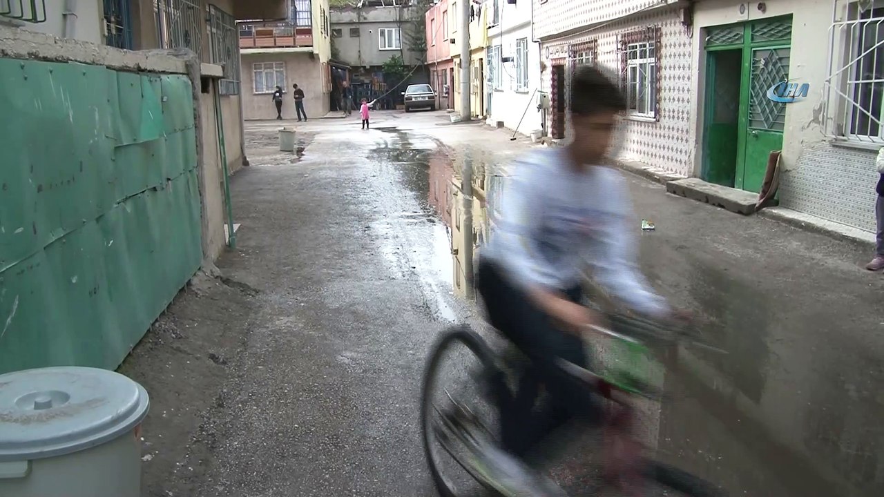 Sokağı kanalizasyon suyu bastı