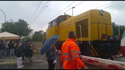 Andria, si chiude sotto la pioggia il passaggio a livello di viale Gramsci: è un convoglio che traina un altro treno