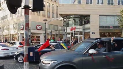 Les invités d'un mariage font des dérapages sur le rond-point Opéra à Liège
