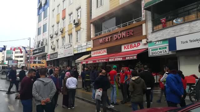 Restoranda Çıkan Yangında Dumandan Etkilenen 3 Kişi Hastanelik Oldu