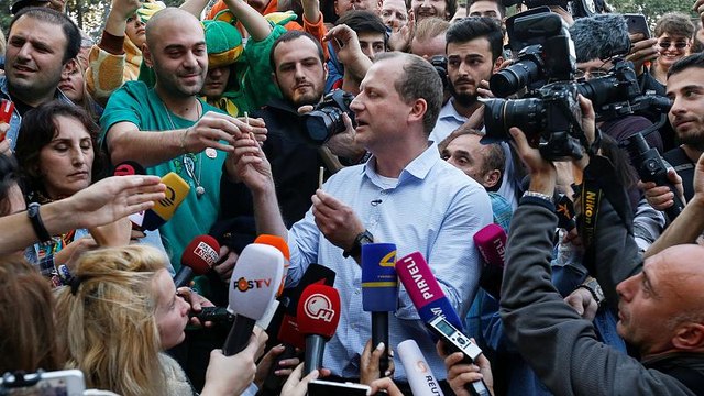 Candidato presidencial distribui charros aos apoiantes